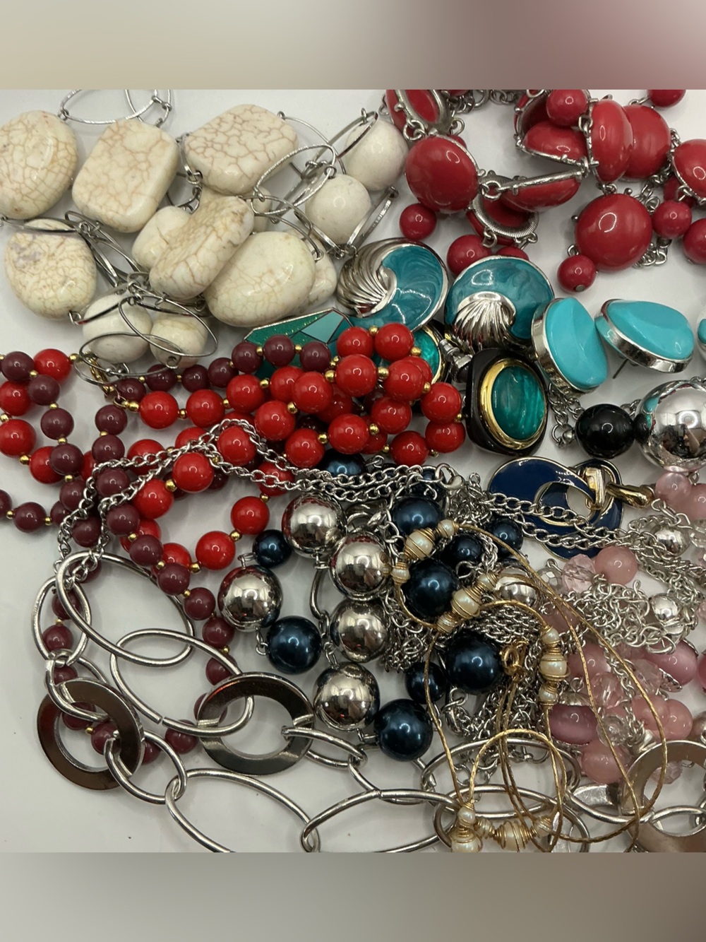 50 PIECE LOT NICE COSTUME JEWELRY WEARABLE, UNTANGLED, CONDITION, NO JUNK! - Picture 4 of 10